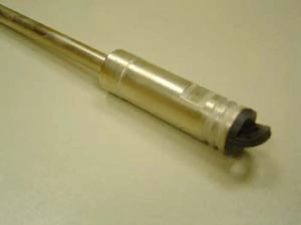 Düsenschaft von Remeha mit einem schlanken, metallischen Design und einer Gummispitze. Das Objekt hat eine nahtlose Oberfläche ohne Heizfunktion.